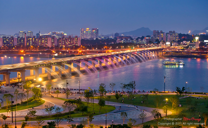 형형색색의 아름다운 '반포대교 달빛무지개분수'