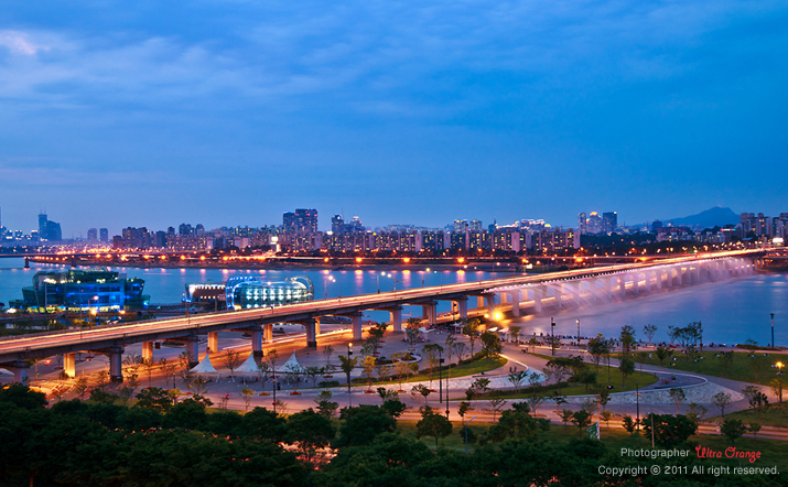 청명한 하늘 아래 반포대교 달빛무지개분수와 어우러진 '세빛섬'