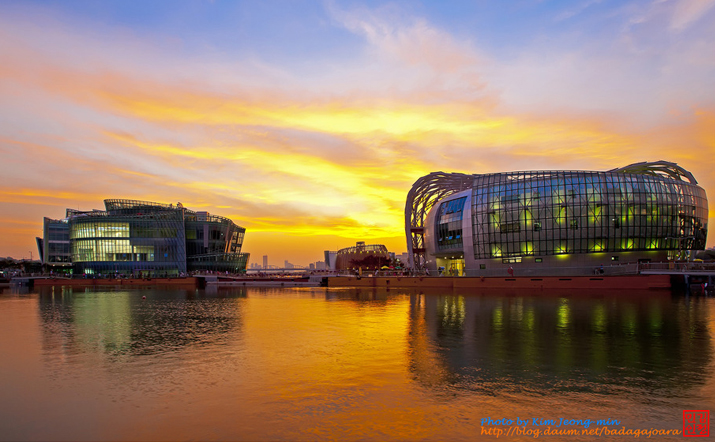 붉게 물든 한강과 석양이 연출하는 아름다운 '세빛둥둥섬'