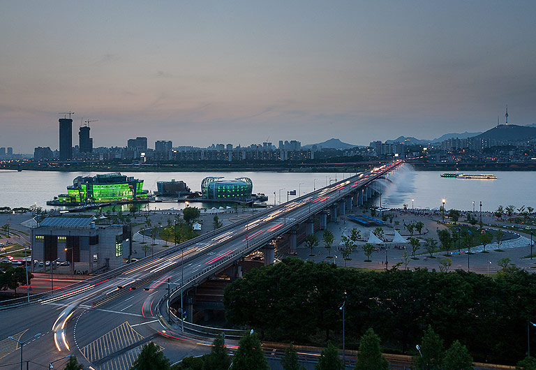 A night in Sebitseom and the Banpo Bridge Rainbow Fountain