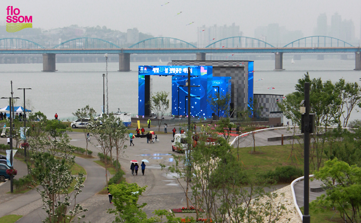 잠수교 방면에서 '미디어아트갤러리'로 향하는 길