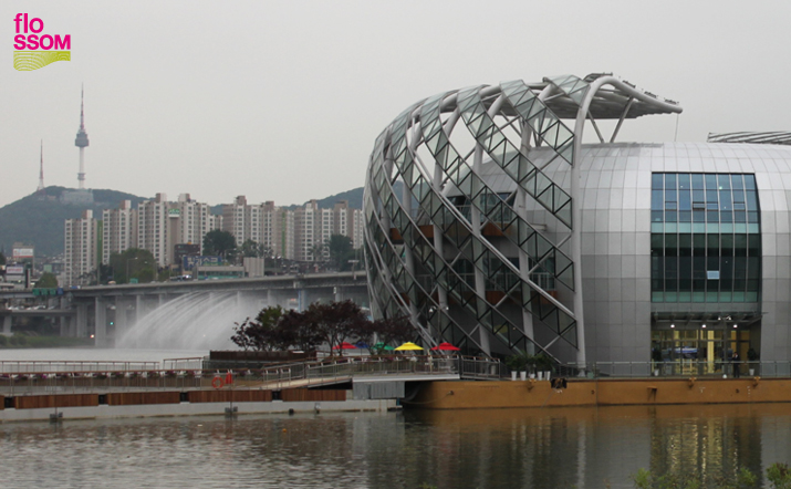 달빛무지개분수와 어우러진 '채빛섬'의 전경