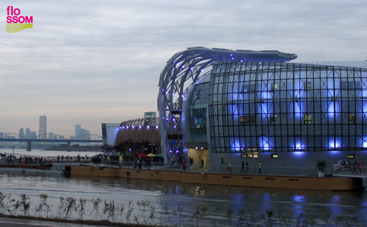 해질무렵 환하게 불을 밝힌 '채빛섬'의 전경