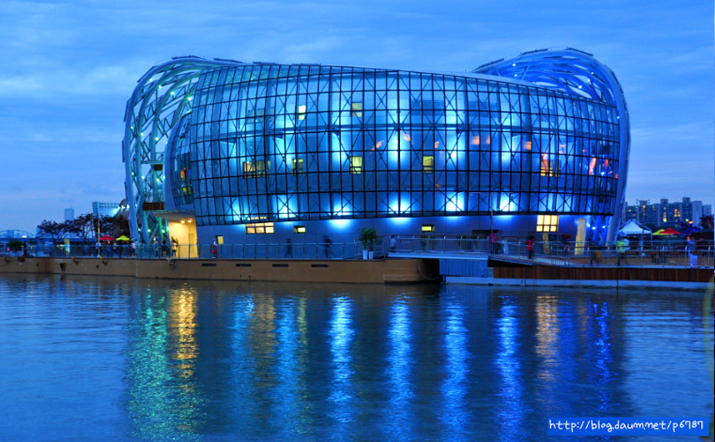 한강에 비춰지는 반영이 아름다운 '채빛섬'