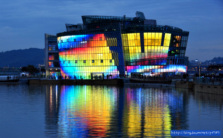 나비를 연상케하는 무지개빛 '가빛섬'